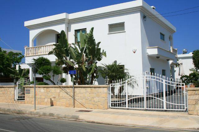 Luxury 4 bedroom villa for sale in SAINT George