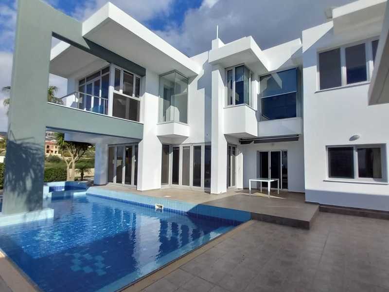 Modern villa close to Coral bay