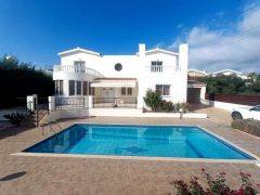 Spacious detached villa for long term